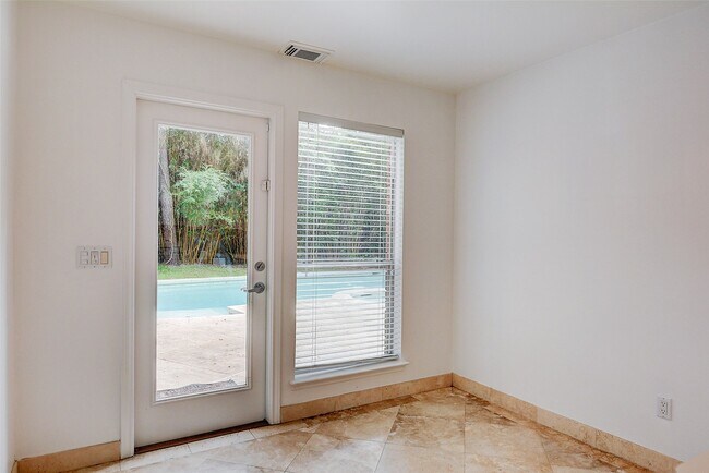 Building Photo - 10 E Indian Sage Cir