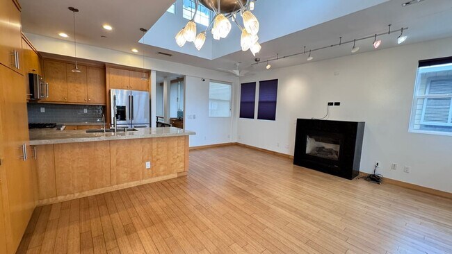 Building Photo - Stunning Townhome in the heart of Encinitas