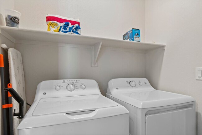 Building Photo - 711 W Broadway Rd