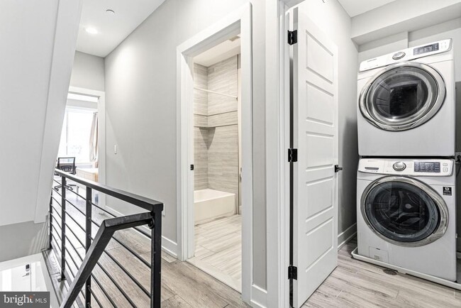 Building Photo - 1640 Edgley St