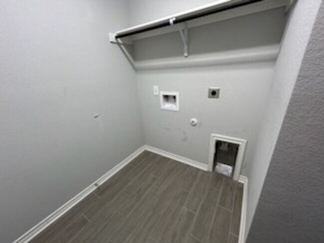 Building Photo - 4-bedroom 2-bathroom house for rent! HOUSING ACCEPTED!