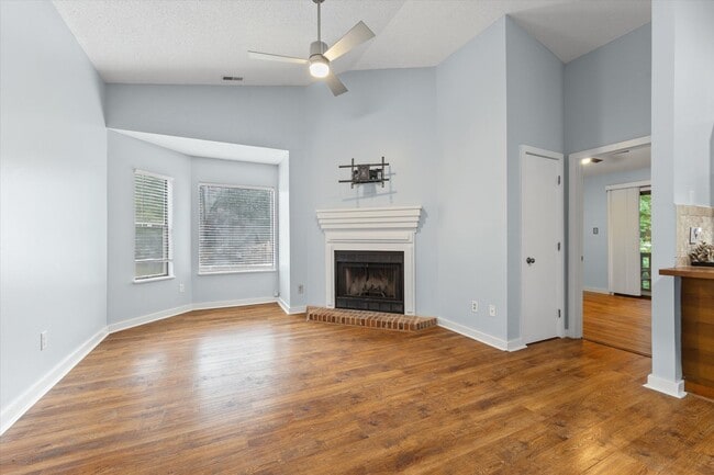 Building Photo - This beautifully maintained 2-bedroom, 2-bath 3rd Floor unit in Lake Wylie Woods is a Gem!