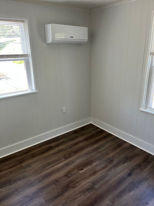 Building Photo - 557 S Church St