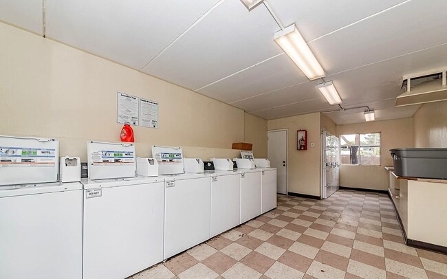 Building Photo - ***MOVE IN SPECIAL**Prime Location in Scot...