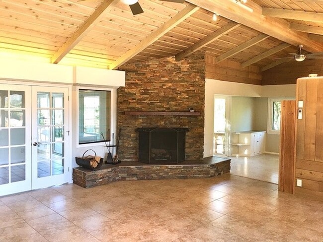 Building Photo - **AVAILABLE NOW**