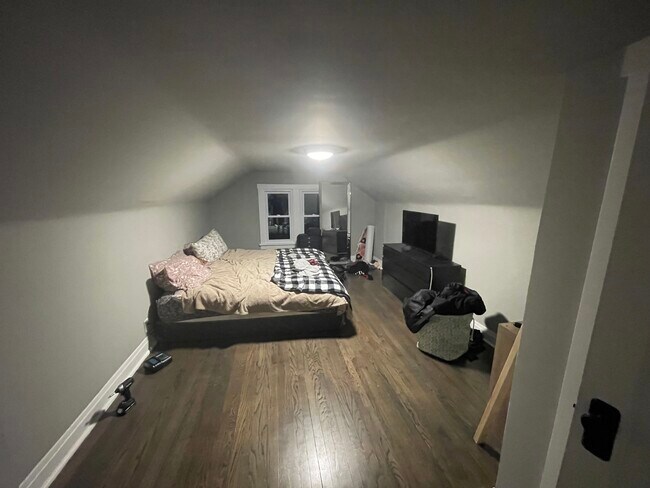 Building Photo - 1524 E Algonquin Rd