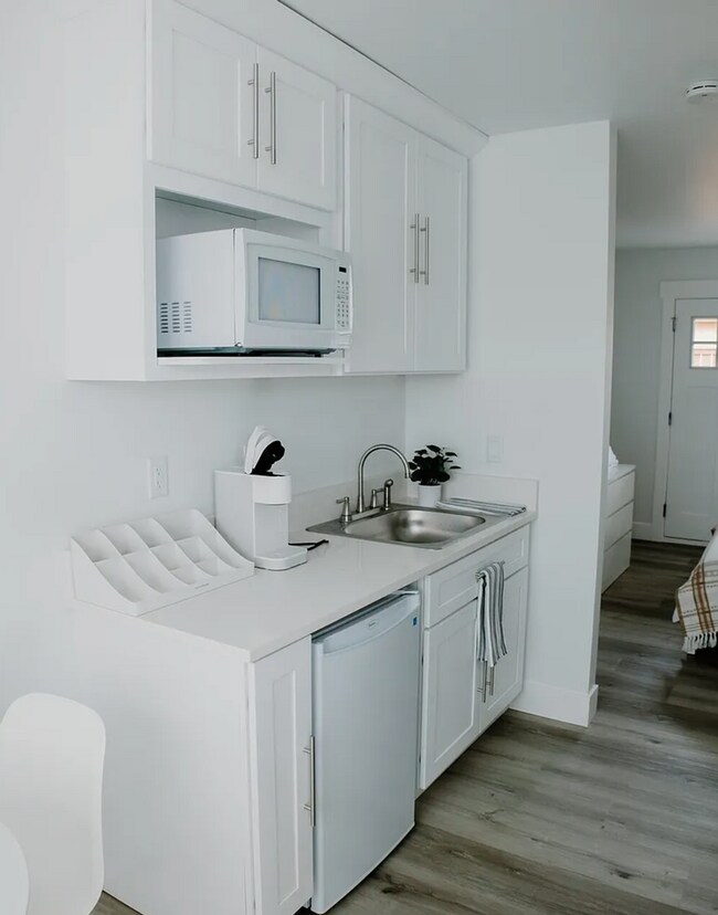 Building Photo - Fully Furnished Studio Apartment!