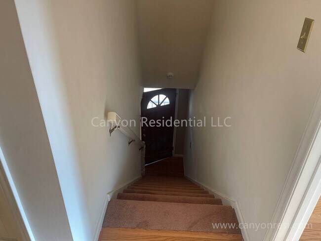 Building Photo - Beautiful 3b2b, ready to move in!