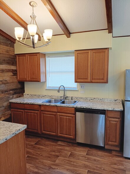 Kitchen w/ dishwasher - 650 S E RR Ave