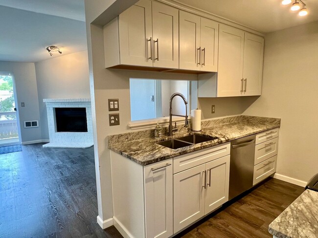 Building Photo - Woodinville ~ Woodland Hills Condo