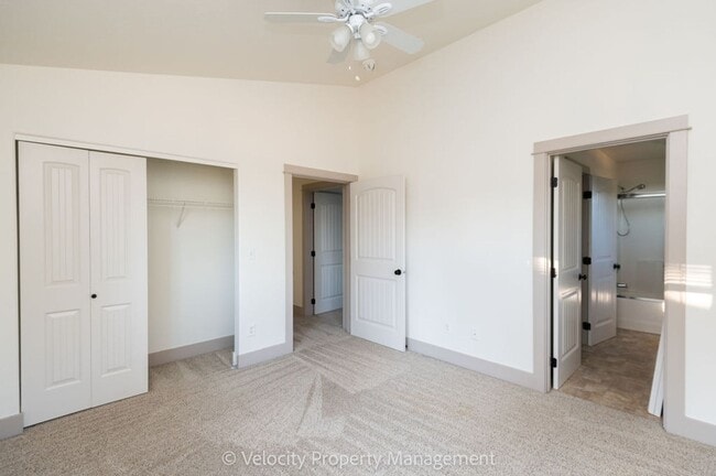 Building Photo - Beautiful Home in SW Bend - 1 dog considered!