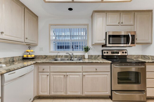 Building Photo - 4950 Louise Ave