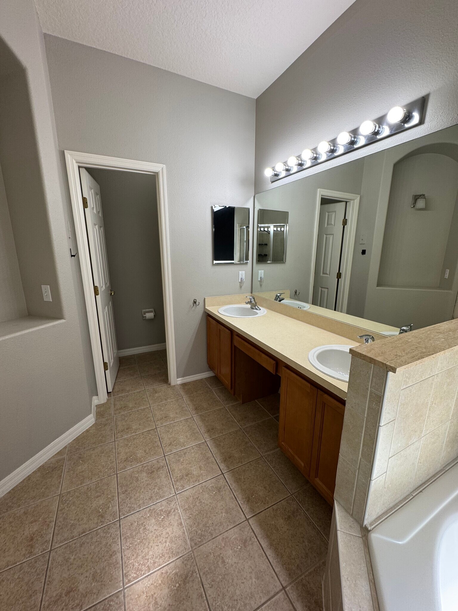 Master suite bathroom - 2112 Bunker View Ct