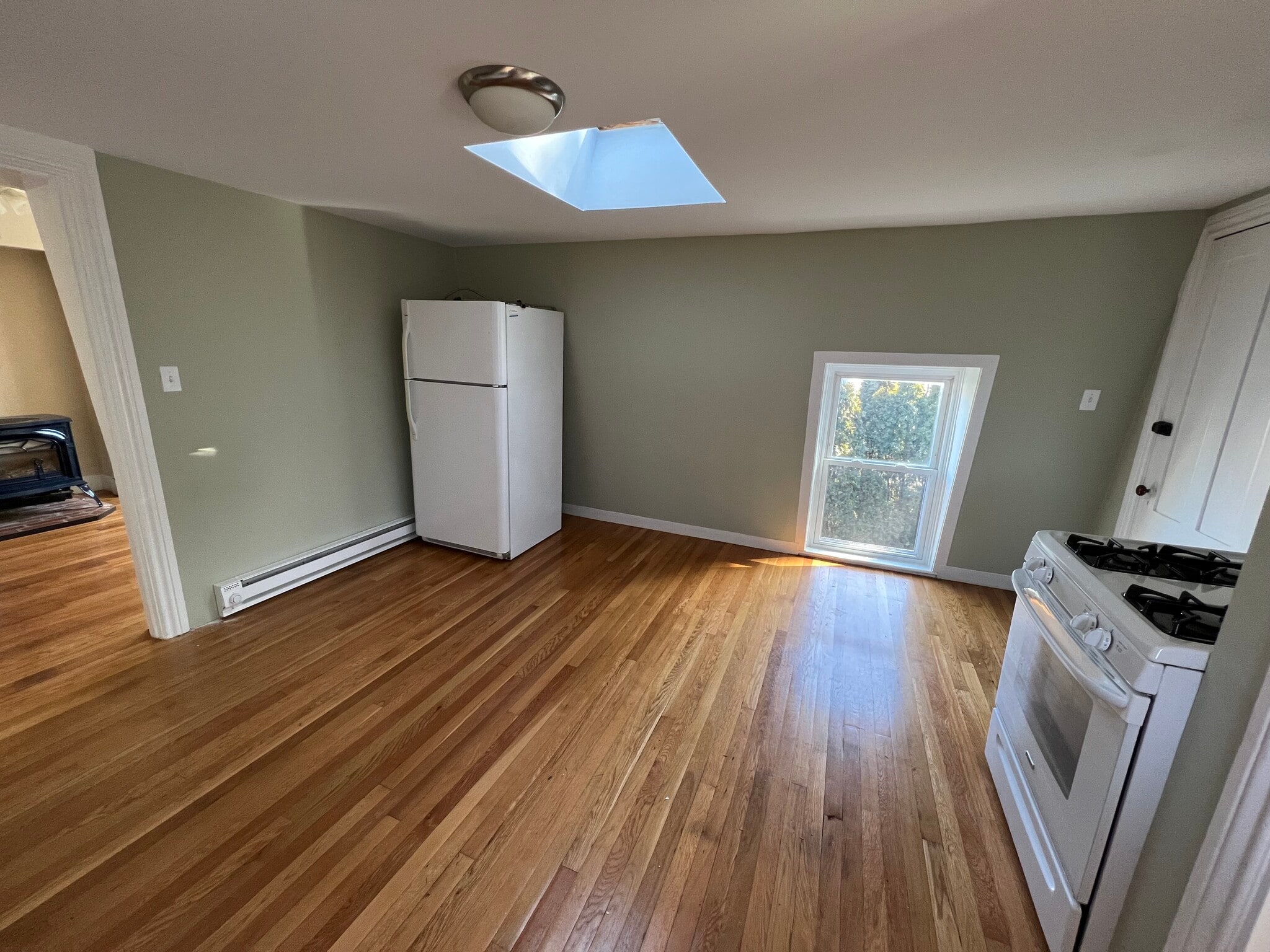 Spacious kitchen - 48 Bank St