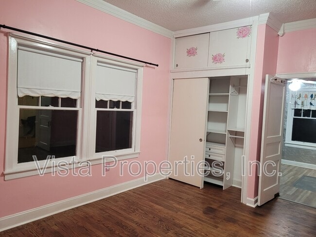 Building Photo - 1121 Elm St