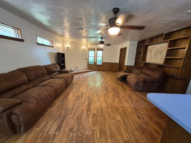 Building Photo - 225 Burke