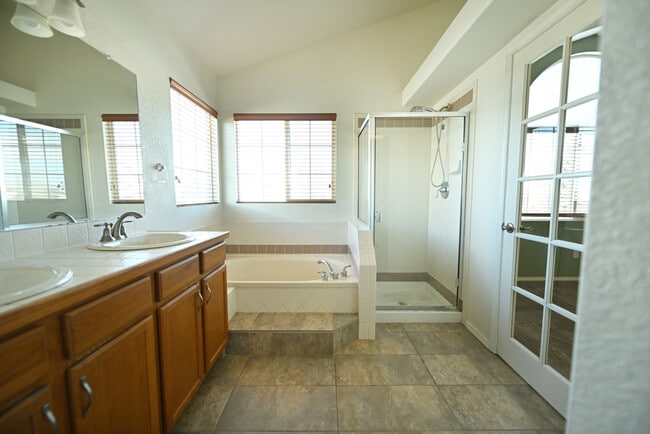 Building Photo - 1343 Lookout Springs Dr