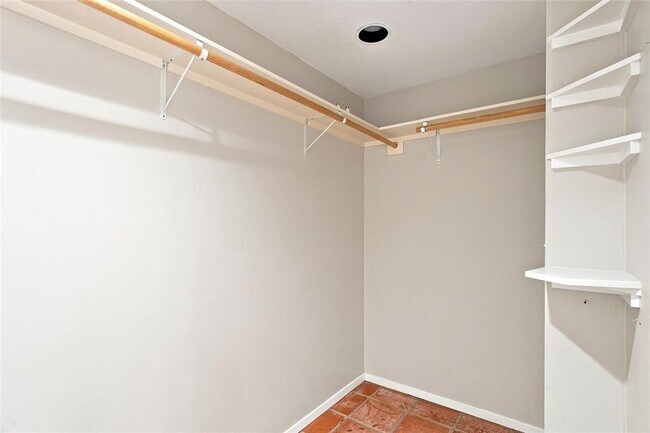 Building Photo - 3005 Village Dr