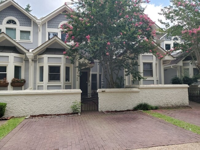 Building Photo - 733 Victorian Pl