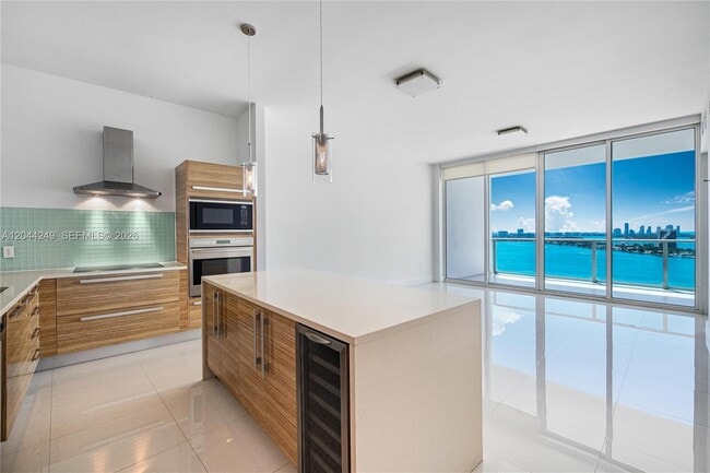 Building Photo - 2020 N Bayshore Dr