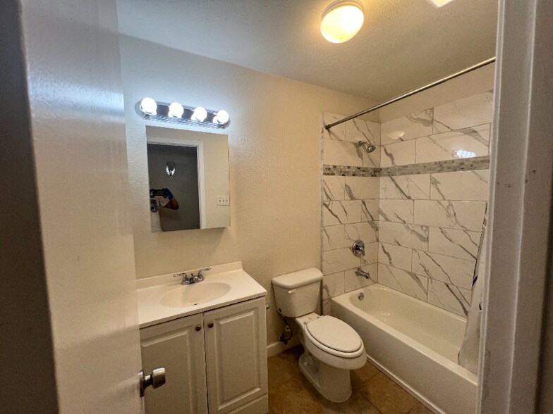 Building Photo - 1405 Meandering Way