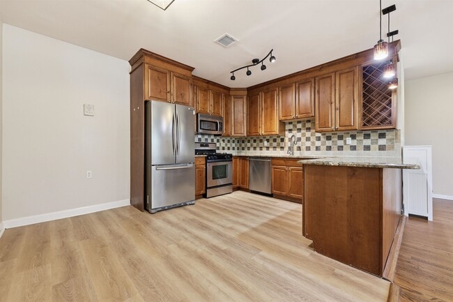 Building Photo - 215 St Michaels Walk