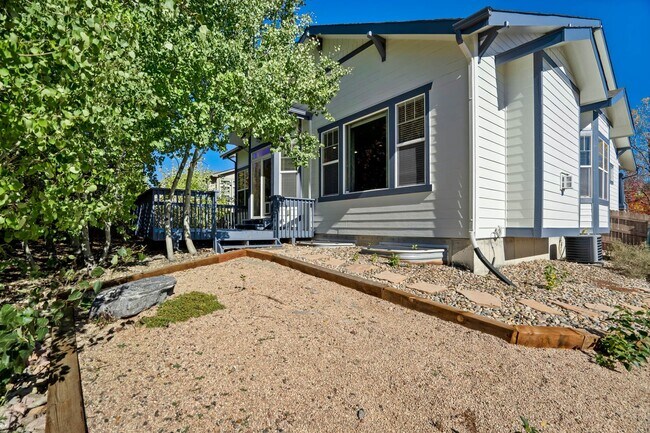Building Photo - Main Level Living in Pine Creek...Views ar...