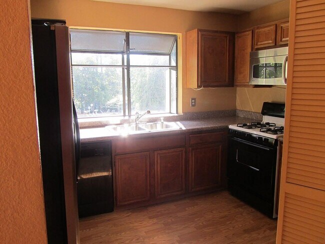 Building Photo - 3580 Birchwood Terrace