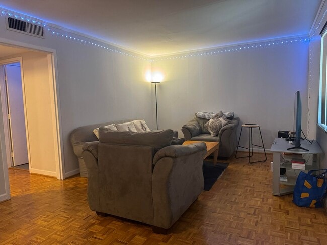 Building Photo - Great location for $1450/month - 2bd/1ba with TWO assigned parking spaces (tandem spaces)