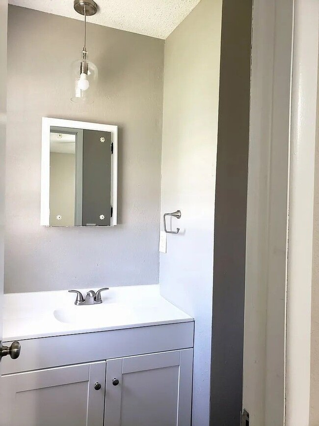 Building Photo - Beautiful Three Bedroom, One and a Half Bath