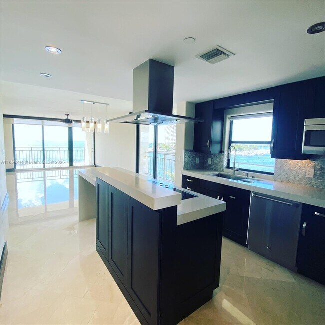 Building Photo - 1632 S Bayshore Ct