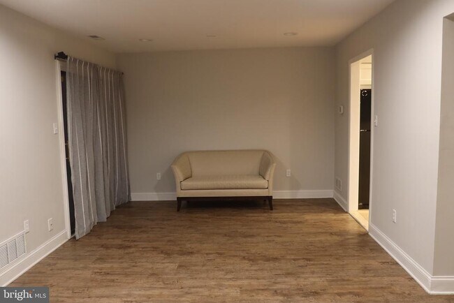 Building Photo - 13 Tulip Ct