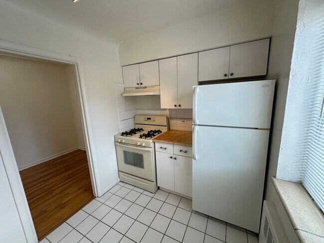 Building Photo - LOCATION!! LOCATION!! Beautiful 1 bedroom, 1 full bath condo in Capitol Hill neighborhood