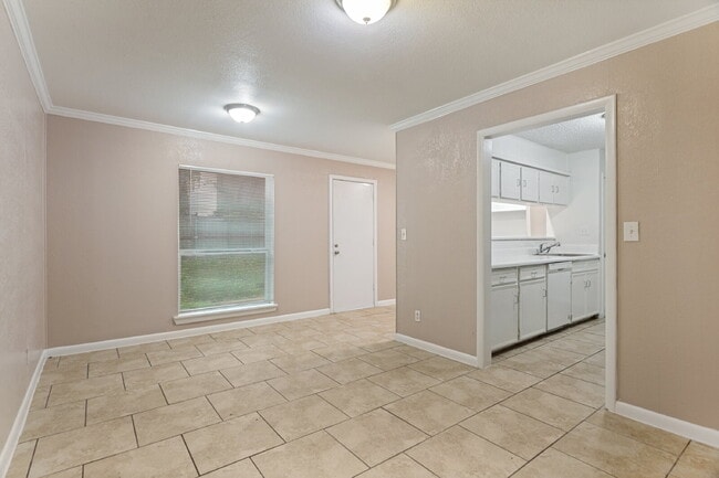 Building Photo - Spacious & Modernized Duplex Living in Southwest Fort Worth