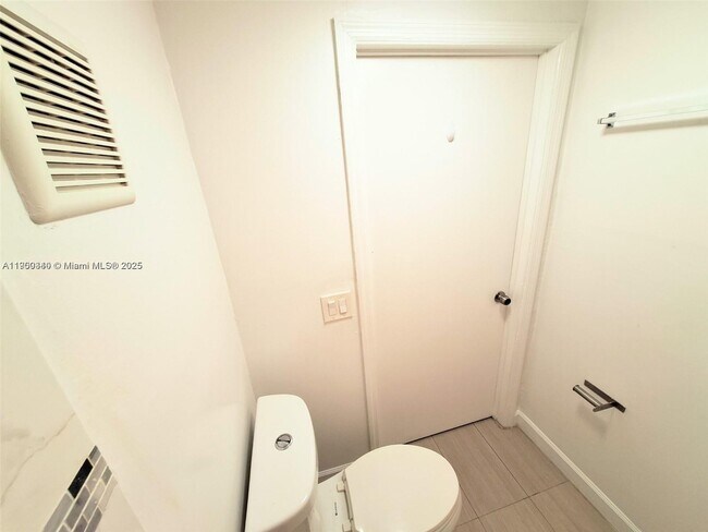 Building Photo - 2011 Bay Dr