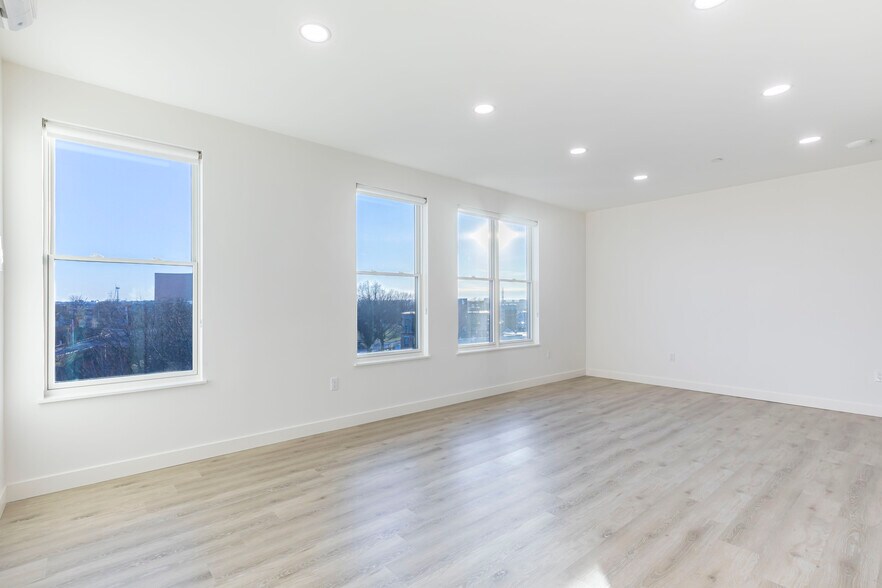 Building Photo - Skyline Apartments