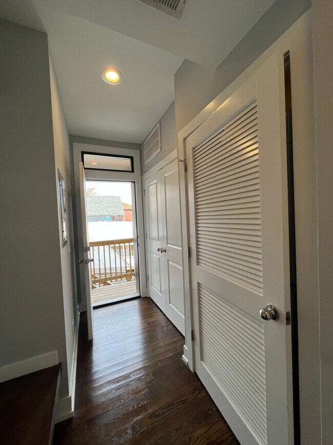 Building Photo - 1752 W Summerdale Ave