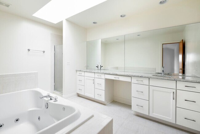 Building Photo - 4 Bedroom, 3 Bathroom Impressive Lincoln P...