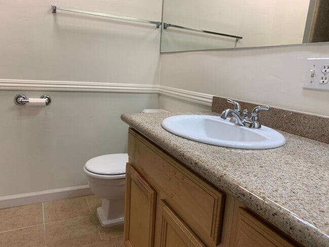 Building Photo - 3 bedroom 2 bath home with HUGE yard in Or...