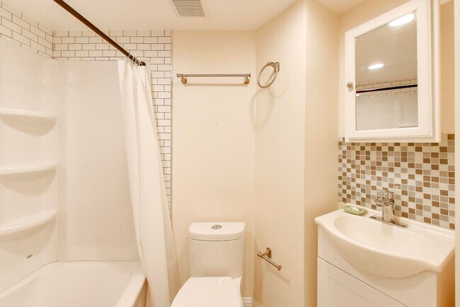 Building Photo - Sprawling 5 Bed, 3 Bath, Two Kitchens, Dual Back Decks, Two Office/Den Townhouse, 2 WD in Unit - ...