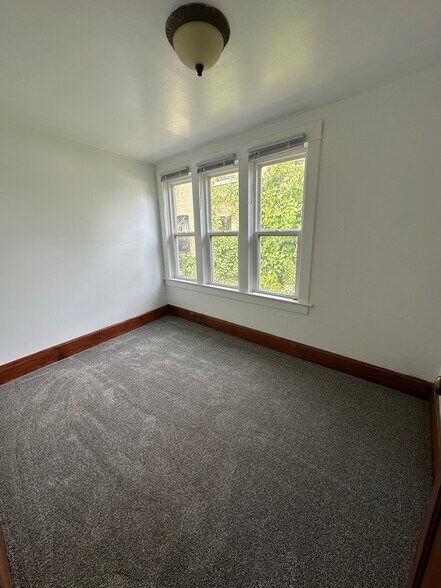 Office/Bonus/Bedroom - 275 E Green Bay Ave