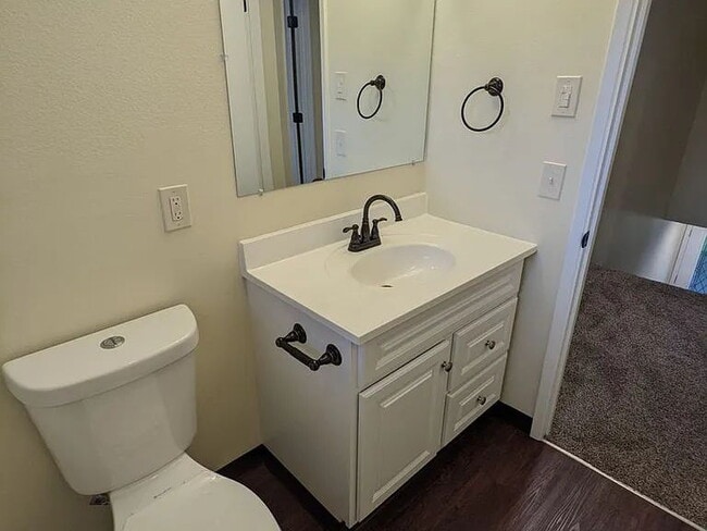 Building Photo - Available Now! Pet-Friendly 2 Bed/ 1.5 Bath with Patio & Parking