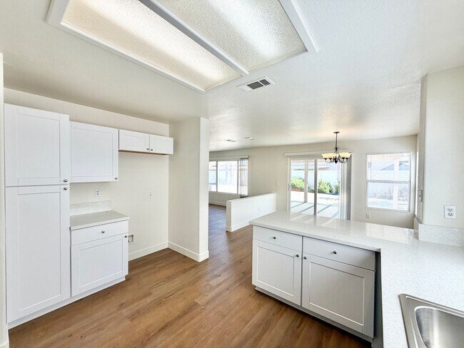 Building Photo - 4 Bedroom 3 Bathroom Cul-de-sac Home with Huge Backyard