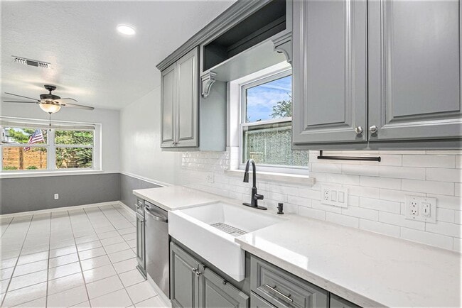 Building Photo - 2512 Village Cir Dr