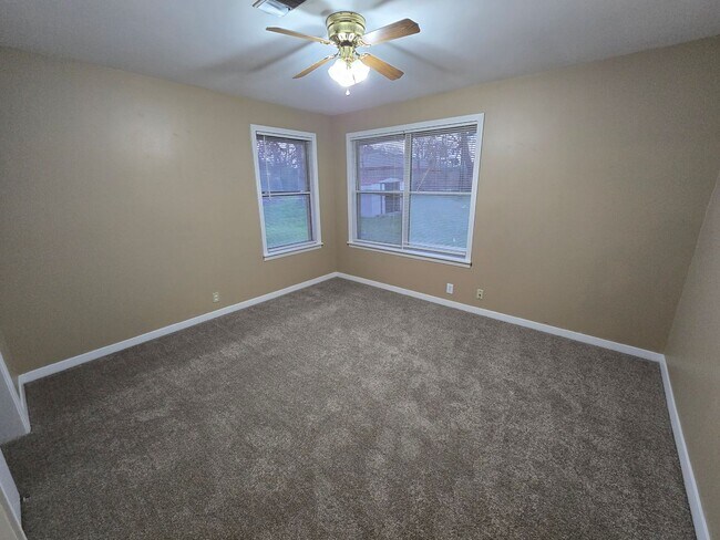 Building Photo - Bryan - 4 bedroom / 2 bath / fenced in back yard, Home - Available Now