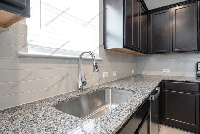 Building Photo - $500 OFF FIRST FULL MONTHS RENT