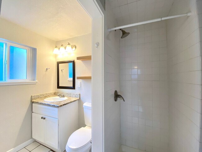 Building Photo - 3 Bedroom 2 Bath - City Compound - A Must ...