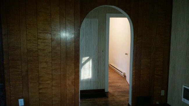 Building Photo - Large 3 br near YVCC