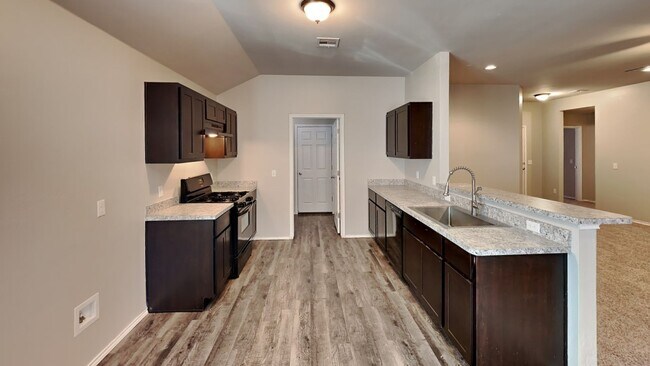 Building Photo - Very Nice 3 Bedroom House in Yukon Schools