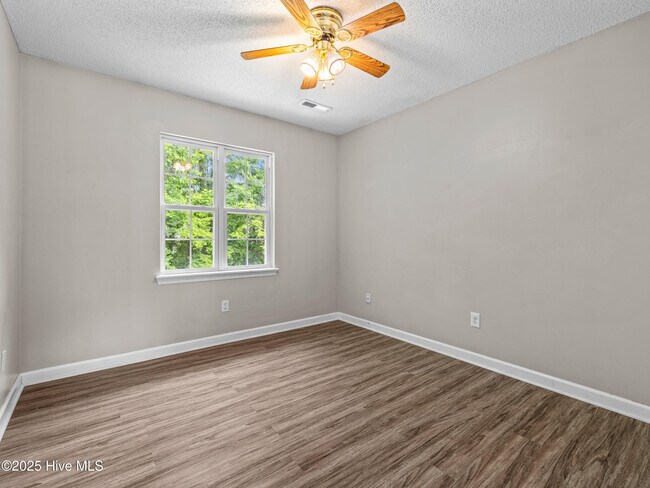 Building Photo - 882 Pine Valley Rd